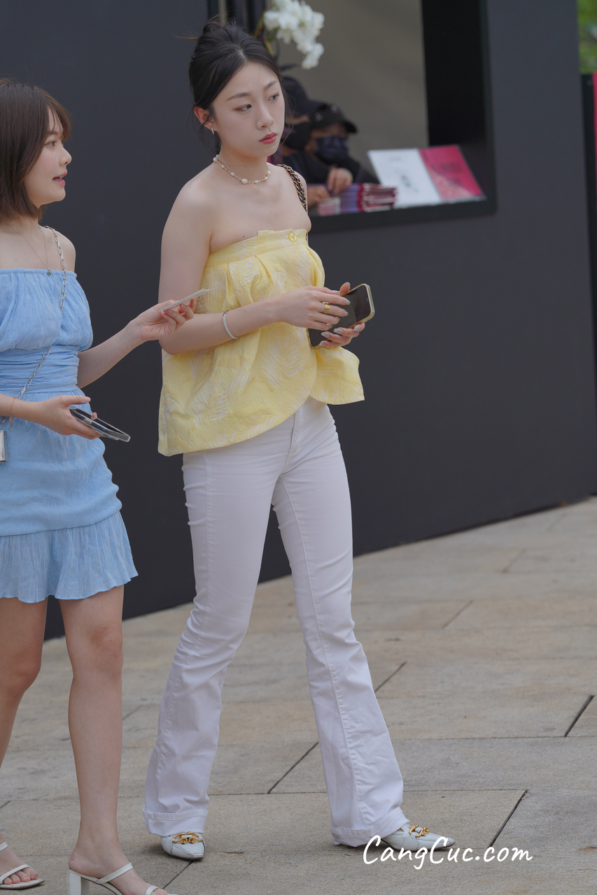 [精选街拍作品] No.3588 一字肩白色牛仔裤